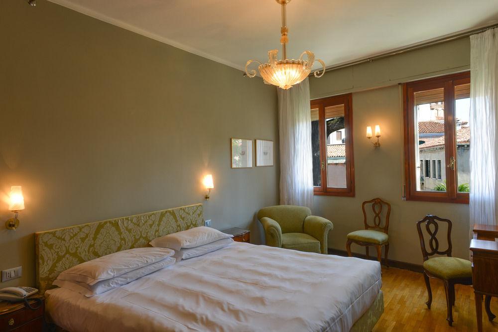 Hotel Gabrielli Venezia - Starhotels Collezione Exterior photo A room at the hotel