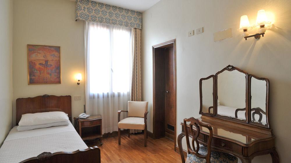Hotel Gabrielli Venezia - Starhotels Collezione Exterior photo A room at the hotel