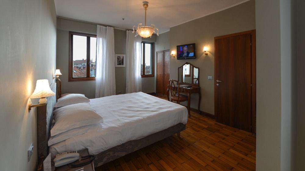 Hotel Gabrielli Venezia - Starhotels Collezione Exterior photo A room at the hotel