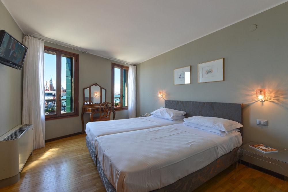 Hotel Gabrielli Venezia - Starhotels Collezione Exterior photo A room at the hotel