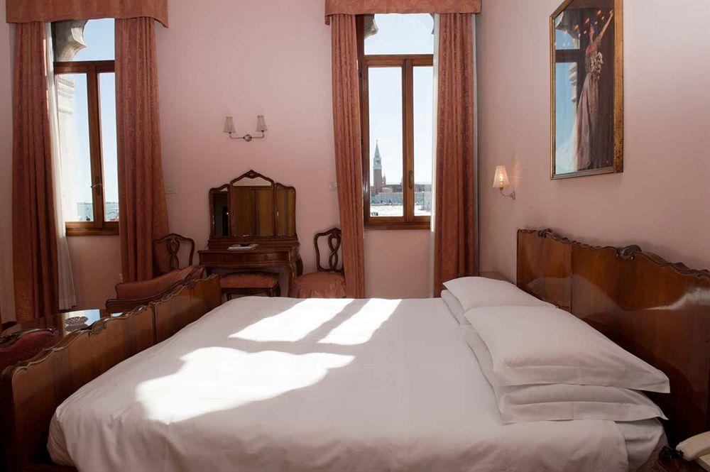 Hotel Gabrielli Venezia - Starhotels Collezione Exterior photo A room at the hotel