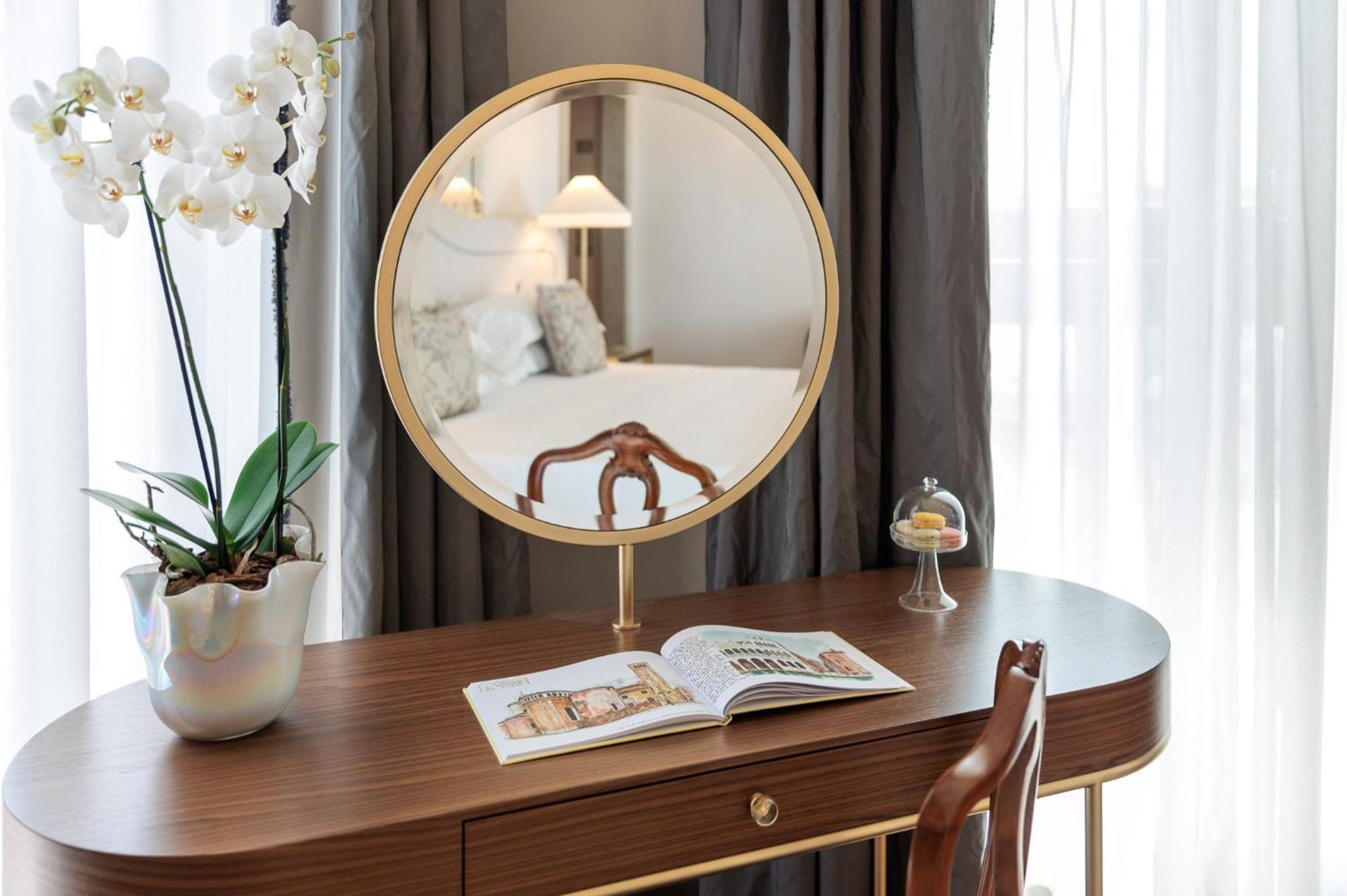 Hotel Gabrielli Venezia - Starhotels Collezione Room photo A dressing table with a mirror
