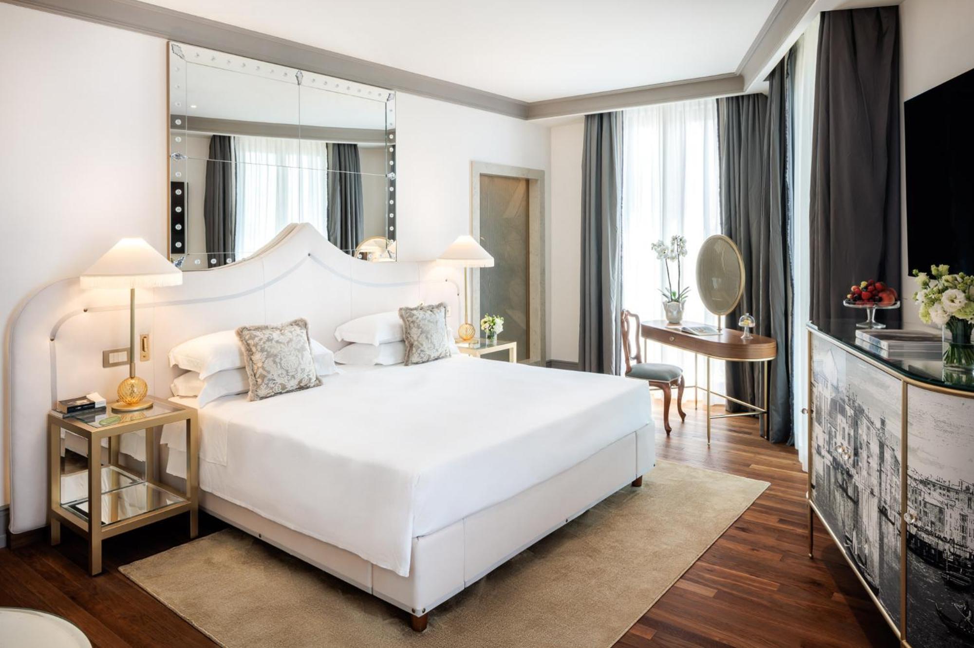 Hotel Gabrielli Venezia - Starhotels Collezione Exterior photo A bedroom at the Mandarin Oriental, Munich