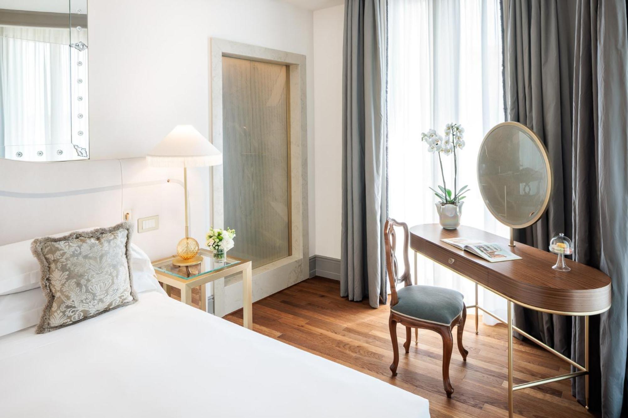 Hotel Gabrielli Venezia - Starhotels Collezione Exterior photo A room at the hotel