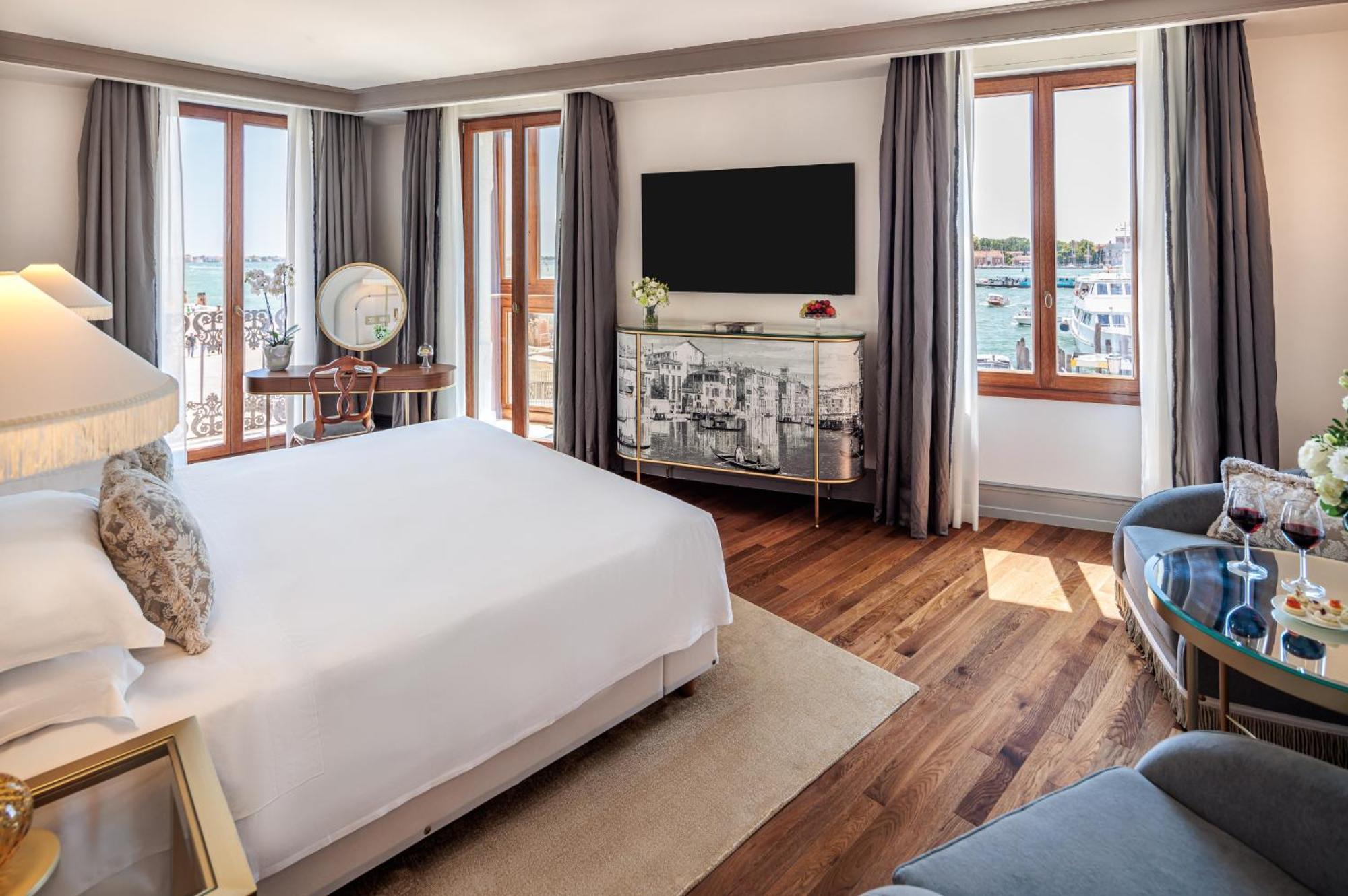 Hotel Gabrielli Venezia - Starhotels Collezione Exterior photo A bedroom at the hotel