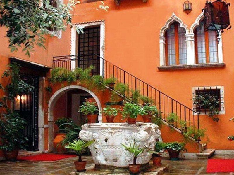 Hotel Gabrielli Venezia - Starhotels Collezione Exterior photo The courtyard of the hotel