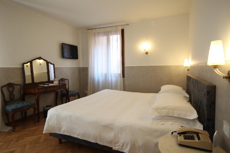 Hotel Gabrielli Venezia - Starhotels Collezione Exterior photo A room at the hotel