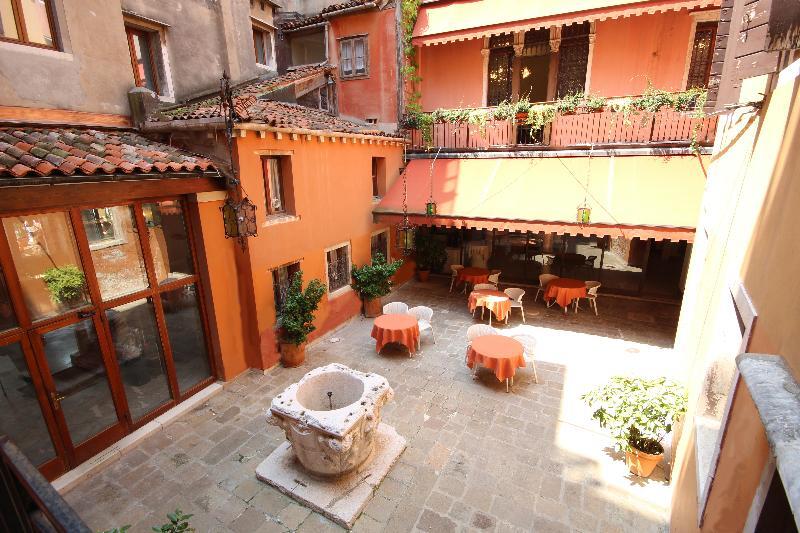 Hotel Gabrielli Venezia - Starhotels Collezione Exterior photo The courtyard of the hotel