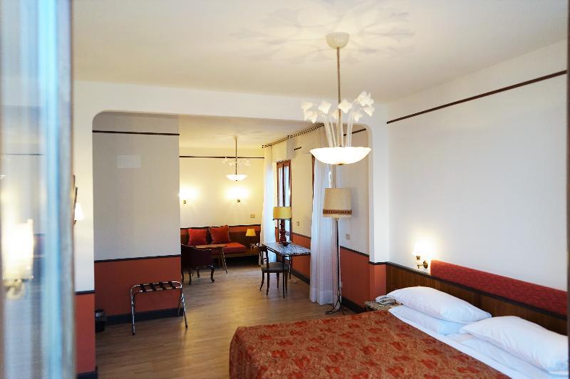 Hotel Gabrielli Venezia - Starhotels Collezione Exterior photo A room at the Hotel Axelmannstein