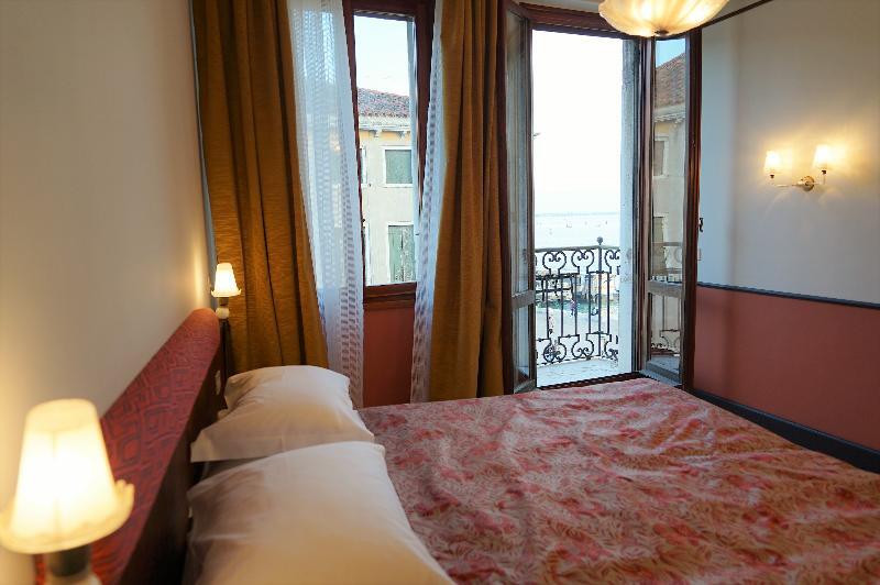 Hotel Gabrielli Venezia - Starhotels Collezione Exterior photo A room at the hotel