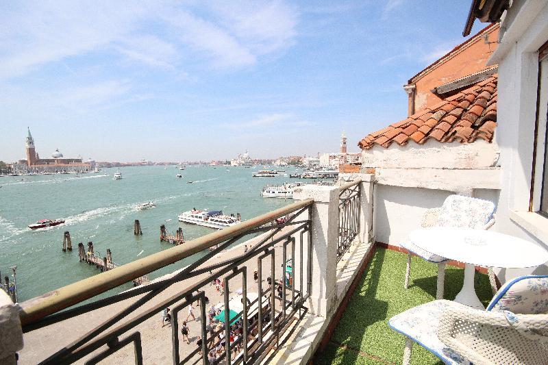 Hotel Gabrielli Venezia - Starhotels Collezione Exterior photo View of the Grand Canal from the hotel
