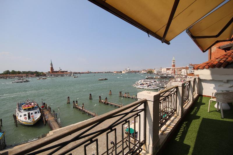 Hotel Gabrielli Venezia - Starhotels Collezione Exterior photo View of the Grand Canal from the hotel